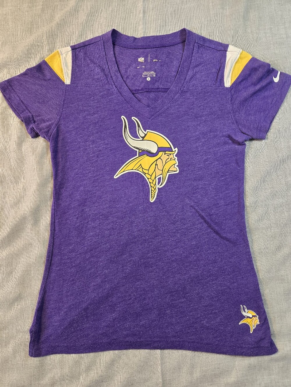 Nike Womens Small Minnesota Vikings T-Shirt V-Neck Purple Heathered Graphic Tee